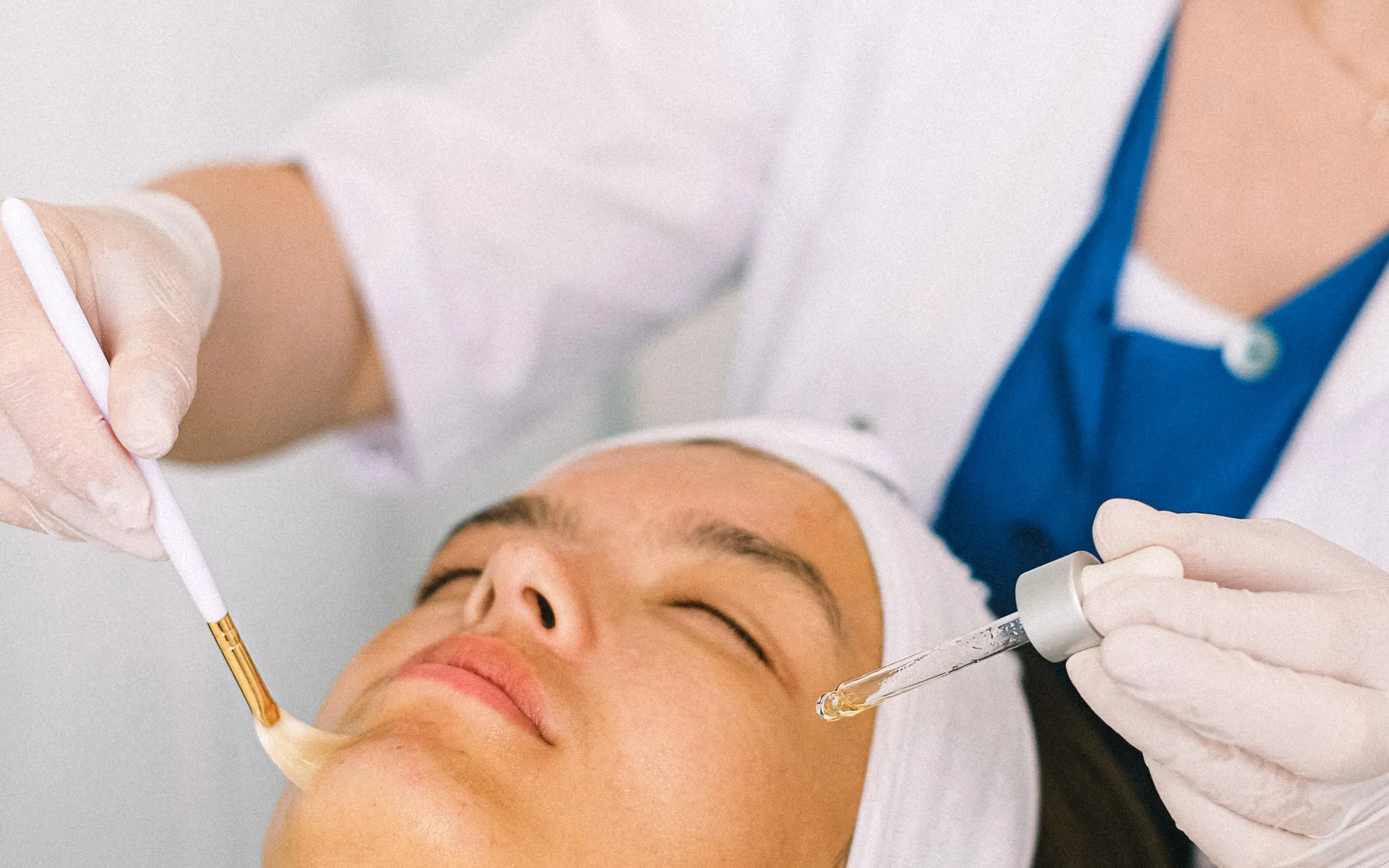 Danışanın yüzüne fırça ve serum uygulanan cilt bakımı
